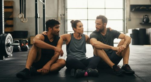 Drei erschöpfte, aber zufriedene Athleten – ein Beispiel für die Community Vorteile im Crosstraining.