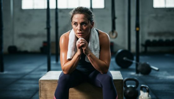 Athletin spürt die Crosstraining Effekte nach einem intensiven Workout in der Box.