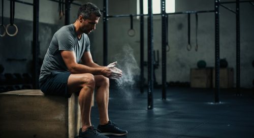 Athlet in einer Crossfit-Box sammelt Crosstraining Motivation vor dem Workout.