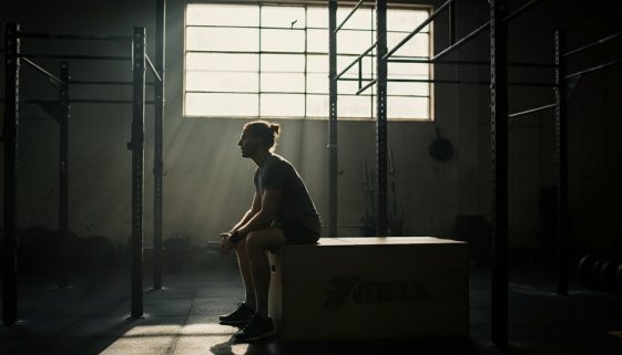Athlet in einer Cross-Training-Box in tiefer Konzentration vor dem Workout, als Symbol für Intervallfasten Crosstraining.