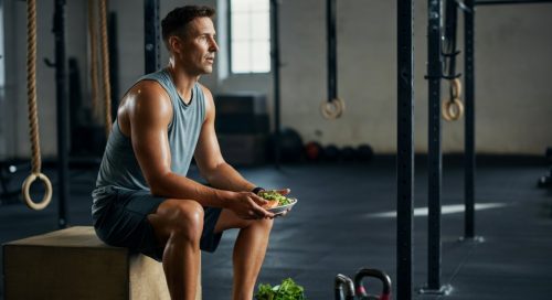 Erschöpfter Athlet nach dem Training; ein Beispiel für gelungene Low Carb Ernährung im CrossTraining.