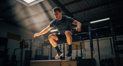 Ein Athlet absolviert einen Box Jump im Rahmen seines Crosstraining Trainingsplans für 5 Tage pro Woche.