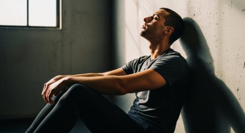 Erschöpfter Sportler nach einem intensiven HIIT-Workout als Sinnbild für Übertraining.