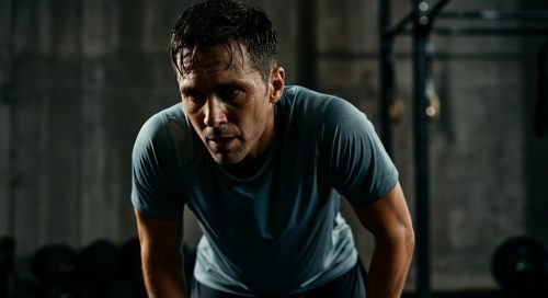 Erschöpfter, aber zufriedener Sportler nach einem intensiven Tabata Training.